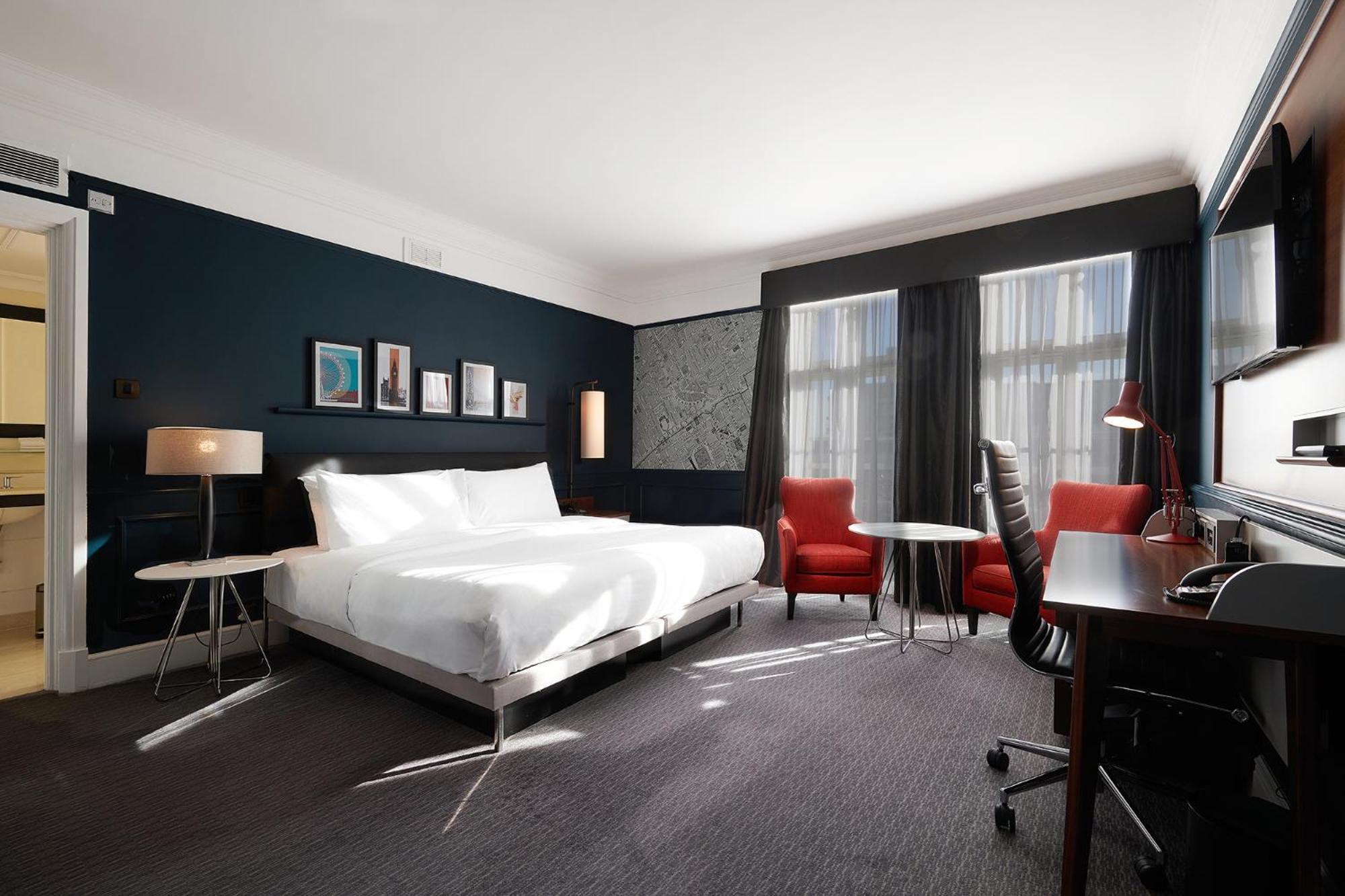 The Dilly Hotell London Exteriör bild A room at the hotel